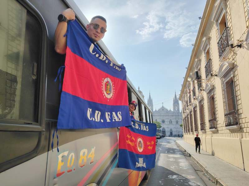 Aficionados de FAS viajaron en buses gratuitos hacia la final ante Águila. Foto / Cortesía Gustavo Acevedo