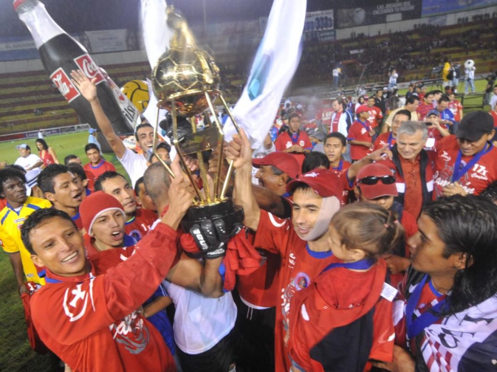 El equipo de FAS con su corona 17 tras derrotar al Águila. Foto Archivo