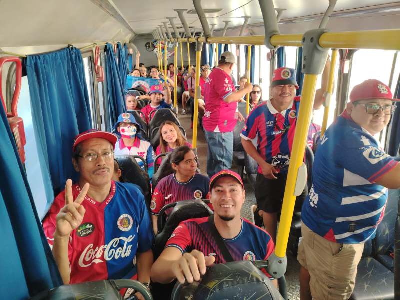 La hinchada tigrilla se movilizó desde Santa Ana rumbo al estadio “Mágico” González. Foto / Cortesía Gustavo Acevedo