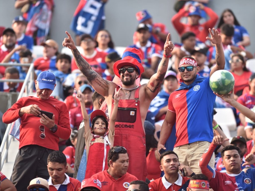 El ambiente futbolero se apodera del Estadio “Mágico” González con una asistencia masiva de aficionados. Fotografía/ Miguel Lemus