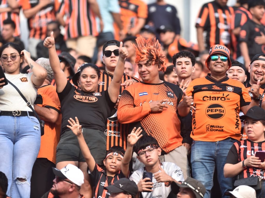 El ambiente en el Estadio “Mágico” González refleja la expectativa y emoción de una nueva final nacional. Fotografía/ Miguel Lemus