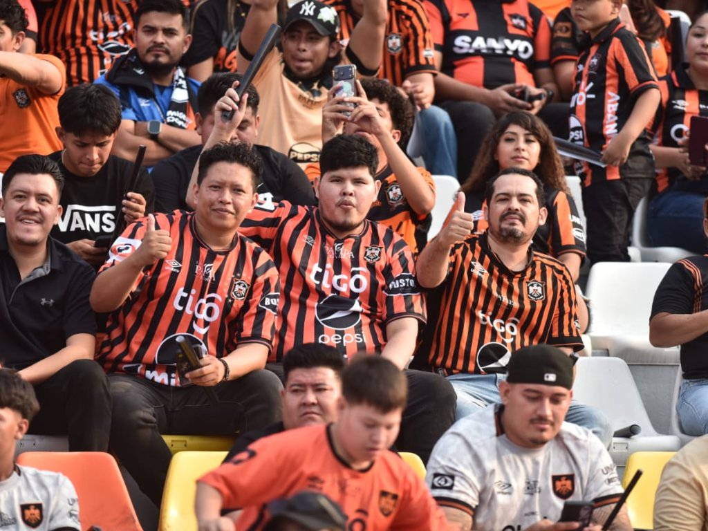 Miles de aficionados ya viven la fiesta del Clásico Nacional dentro del recinto capitalino. Fotografía/ Miguel Lemus