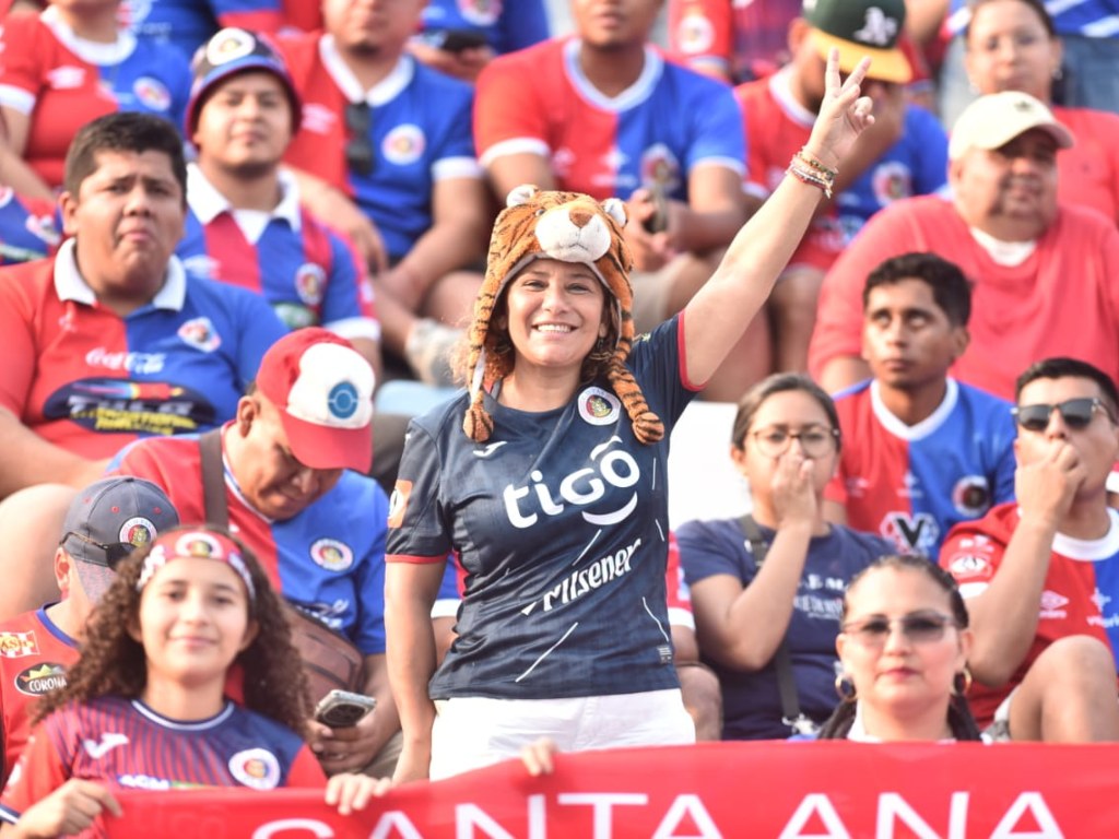 La pasión de las aficiones se hizo sentir desde temprano en las tribunas del “Mágico”. Fotografía/ Miguel Lemus