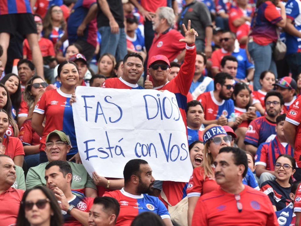 Las graderías del Estadio “Mágico” González lucen abarrotadas previo al inicio de la final entre FAS y Águila. Fotografía/ Miguel Lemus