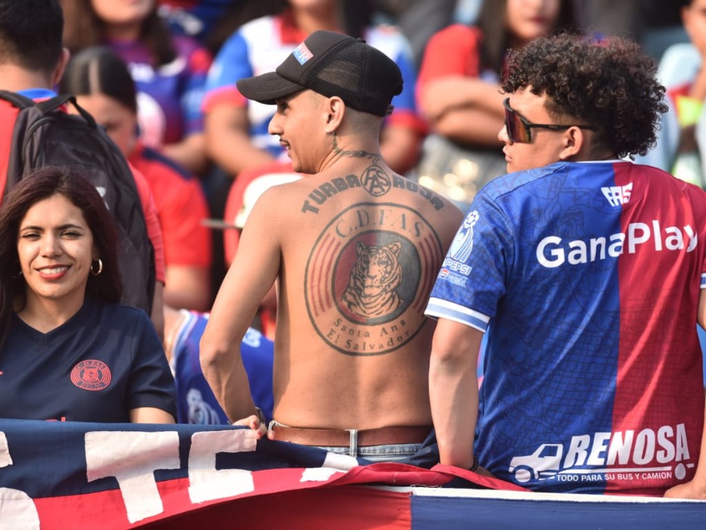 Aficionados de ambos equipos protagonizan una auténtica fiesta en las tribunas del Estadio “Mágico” González. Fotografía/ Miguel Lemus