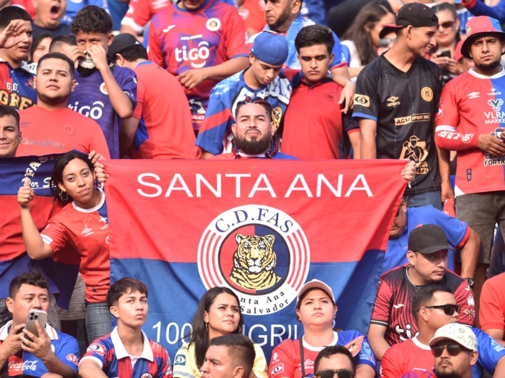 Cánticos, banderas y colorido dominan las graderías en la previa del esperado duelo entre tigrillos y emplumados. Fotografía/ Miguel Lemus
