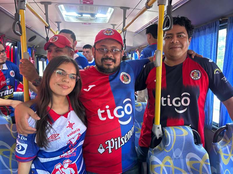 La afición tigrilla comenzó a movilizarse desde Santa Ana rumbo a la final del Clausura 2026. Foto / Cortesía Gustavo Acevedo