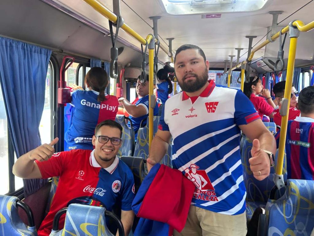 Camisetas azul y rojo marcaron el ambiente previo a la final del Clausura 2026. Foto / Cortesía Gustavo Acevedo