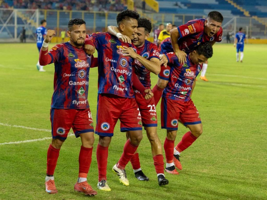 Reinaldo Aparicio celebra con su equipo el gol de Cacahuatique. Foto Cortesía Primera División