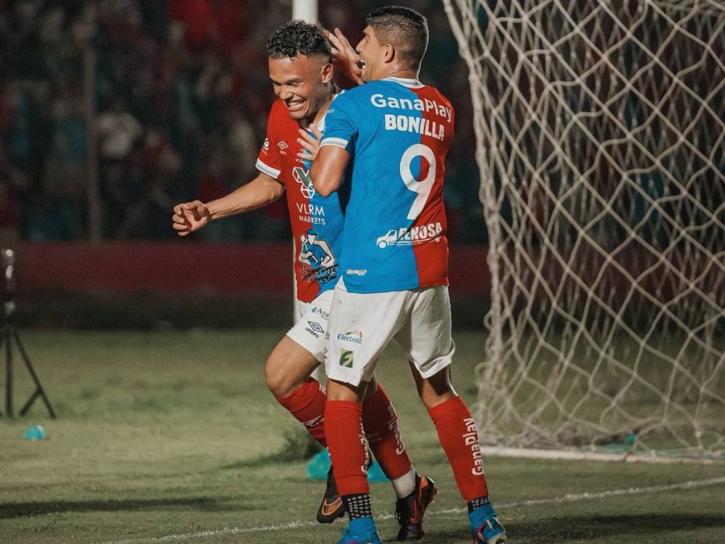 Rafael Tejada celebra con Nelson Bonilla (9) el gol contra Limeño. Foto X FAS