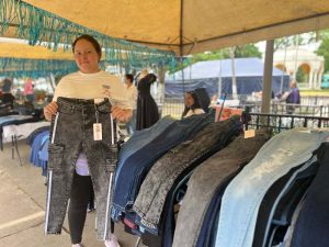 La actividad busca apoyar a comerciantes locales y dinamizar la economía del municipio con una amplia oferta de prendas y promociones.