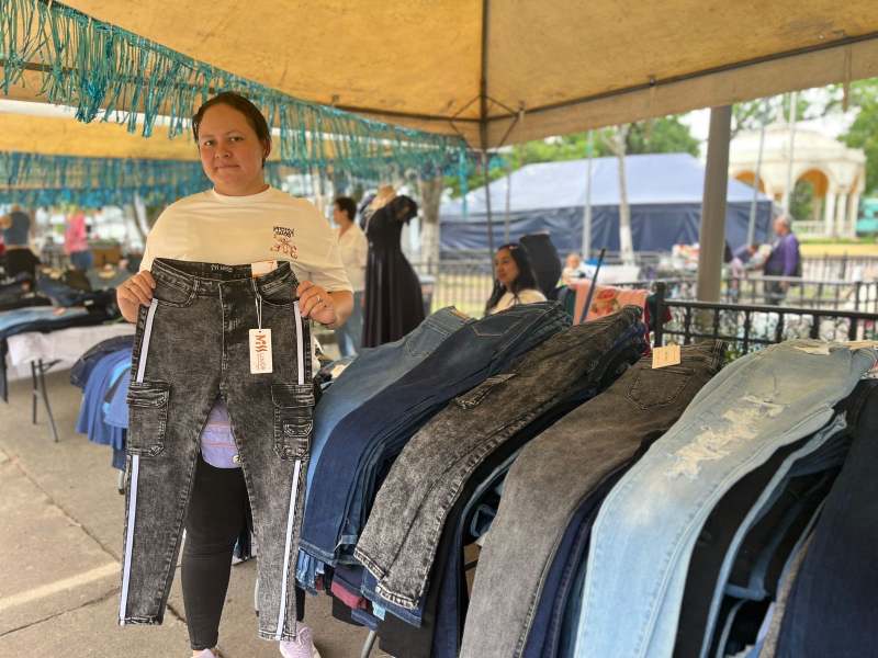 La actividad busca apoyar a comerciantes locales y dinamizar la economía del municipio con una amplia oferta de prendas y promociones.