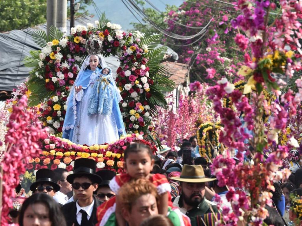 La celebración incluyó música, vestimenta típica y expresiones religiosas.
