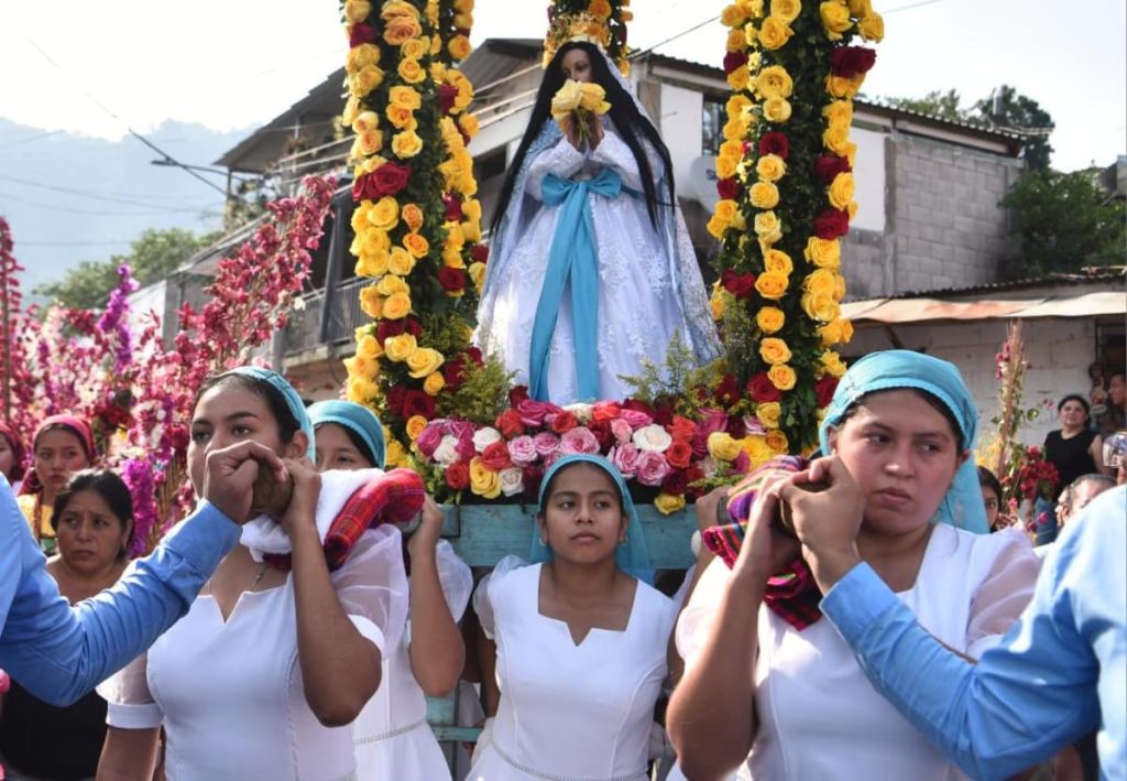 Feligreses acompañaron el recorrido de las imágenes religiosas en Panchimalco.