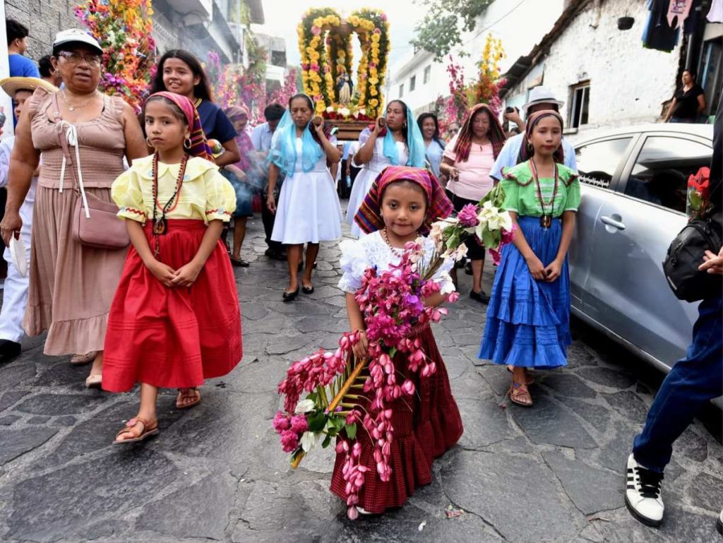 La cofradía recorrió las calles entre danzas y expresiones culturales.
