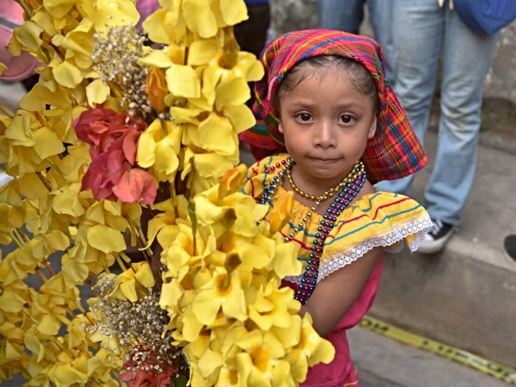 Niñas vestidas con trajes tradicionales cargaron las imágenes insignia.