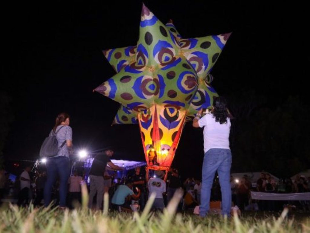 Familias y turistas disfrutan de las actividades culturales y la elevación de globos en una de las tradiciones más emblemáticas del país.
