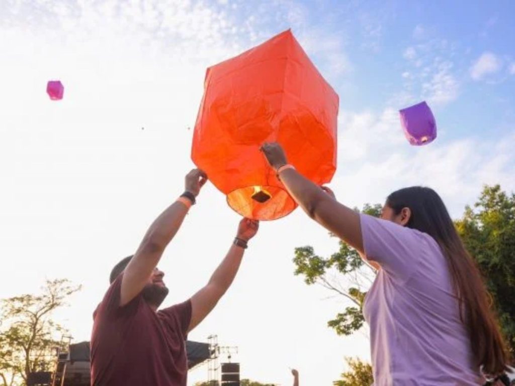 Participantes exhiben creatividad y técnica en la elaboración de globos de papel de China, símbolo de identidad local.