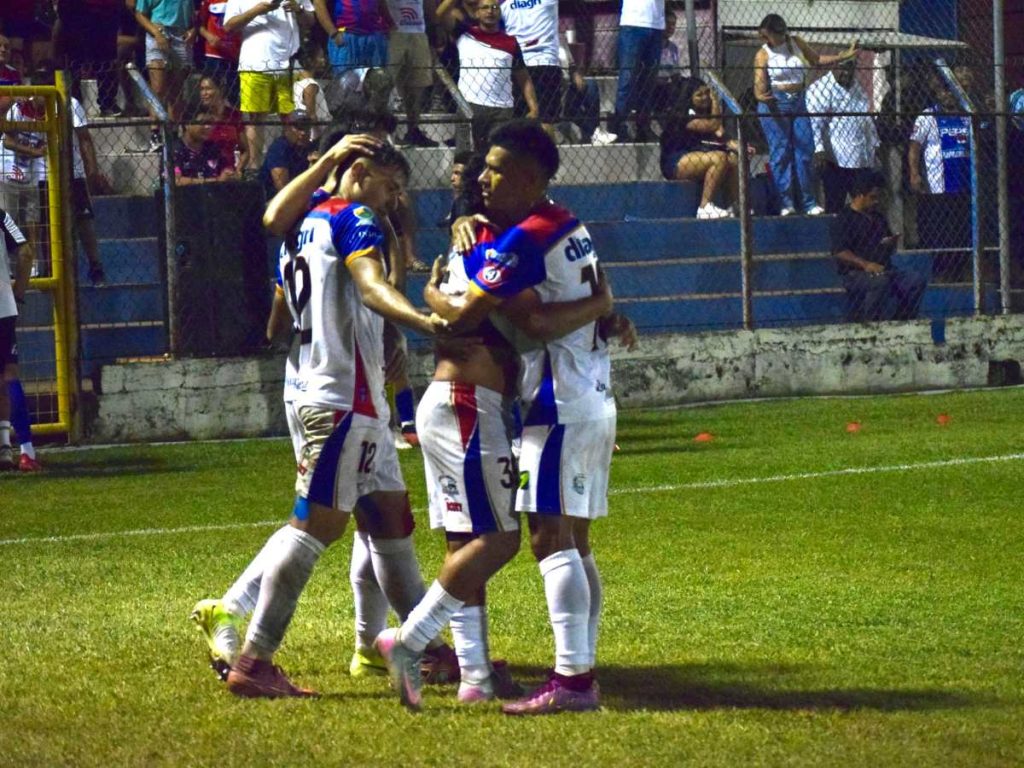 Firpo celebra pase a semifinales. Foto Primera División