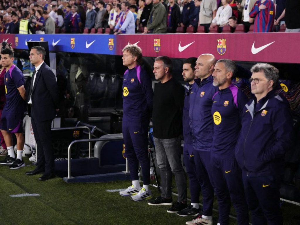 Hansi Flick en el minuto de silencio por la muerte de su padre antes del Clásico. Foto AFP