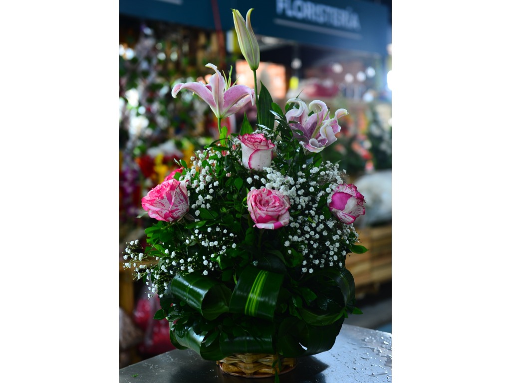 Arreglo de $20 para el Día de la Madre en el Mercado San Miguelito. Fotografía/ Lissette Monterrosa