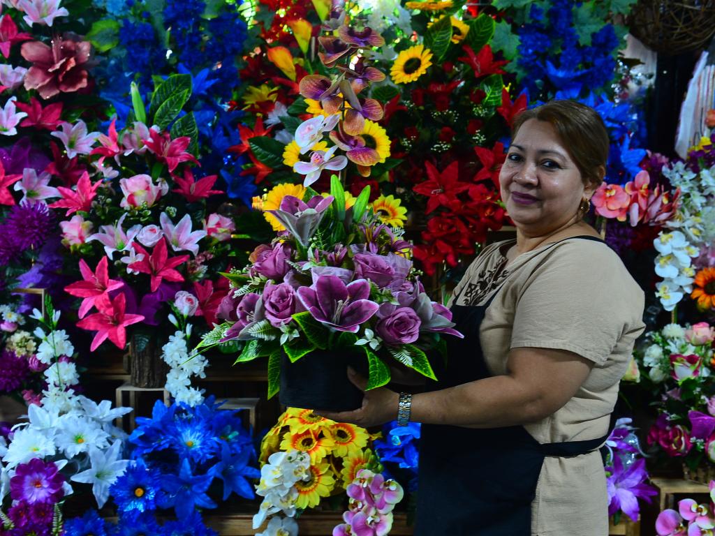 Comerciantes del mercado San Miguelito ofrecen arreglos florales desde $5 para celebrar el Día de la Madre este 10 de mayo. Fotografía/ Lissette Monterrosa