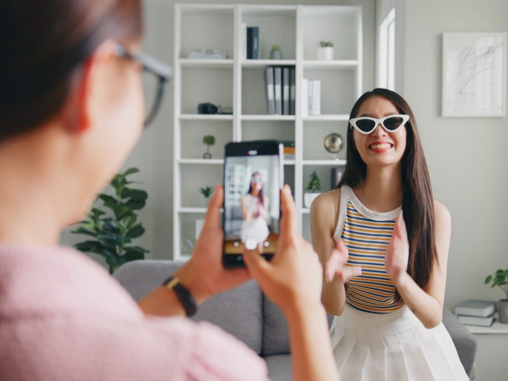 Instagram Instants permite compartir fotos espontáneas y efímeras con amigos desde los mensajes directos.