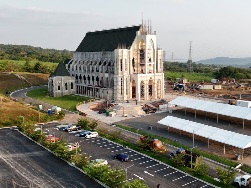 La iglesia de la Virgen de Fátima alcanza actualmente 37 metros de altura y proyecta llegar a los 70 metros con la finalización de sus tres torres principales. Foto: elsalvador.com