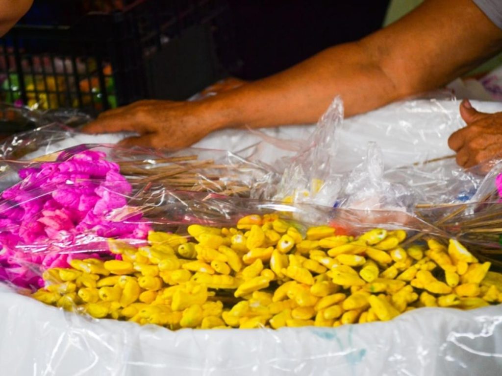 Los coloridos gallitos de melcocha son vendidos junto a adornos típicos elaborados para las celebraciones tradicionales en Suchitoto.