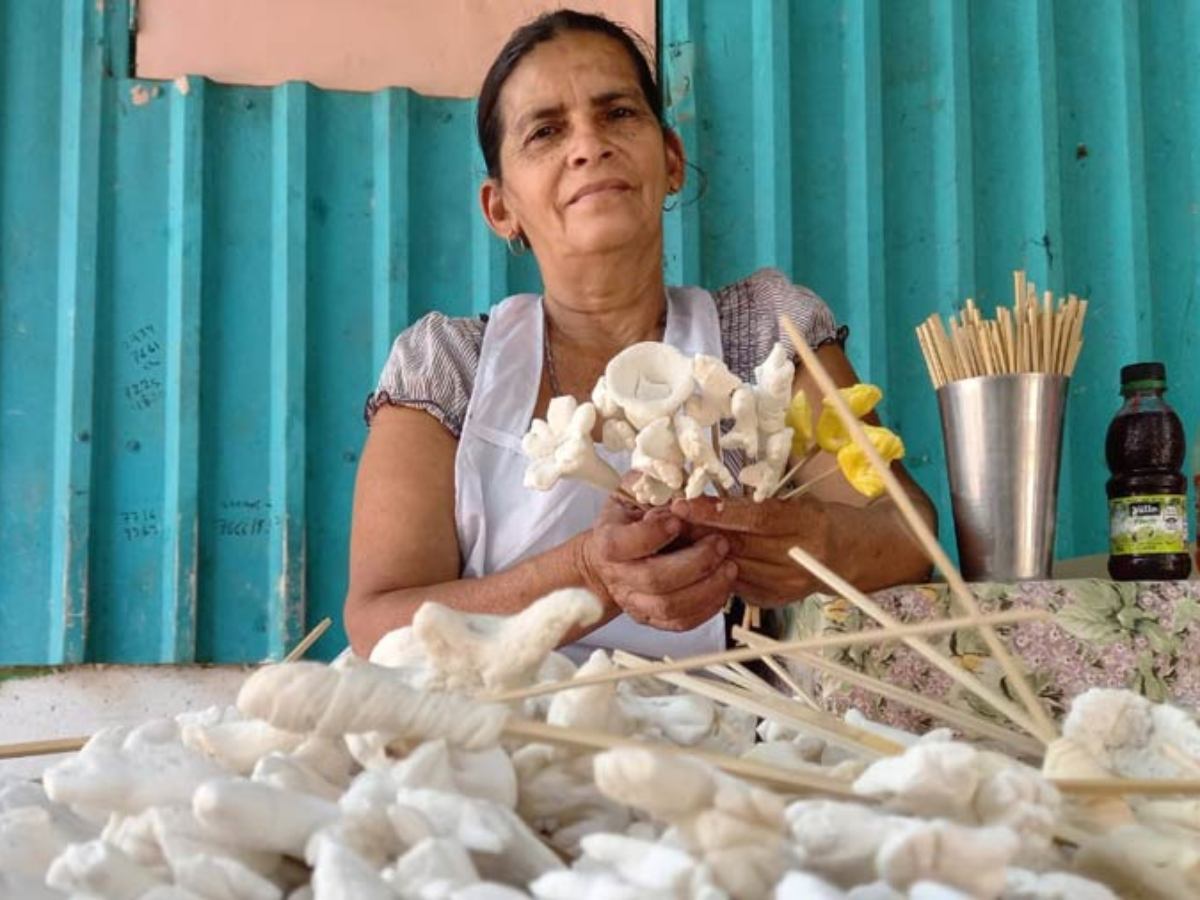 Artesanas de Aguacayo elaboran los tradicionales gallitos de melcocha que cada año llenan de color y sabor el mercado de Suchitoto.