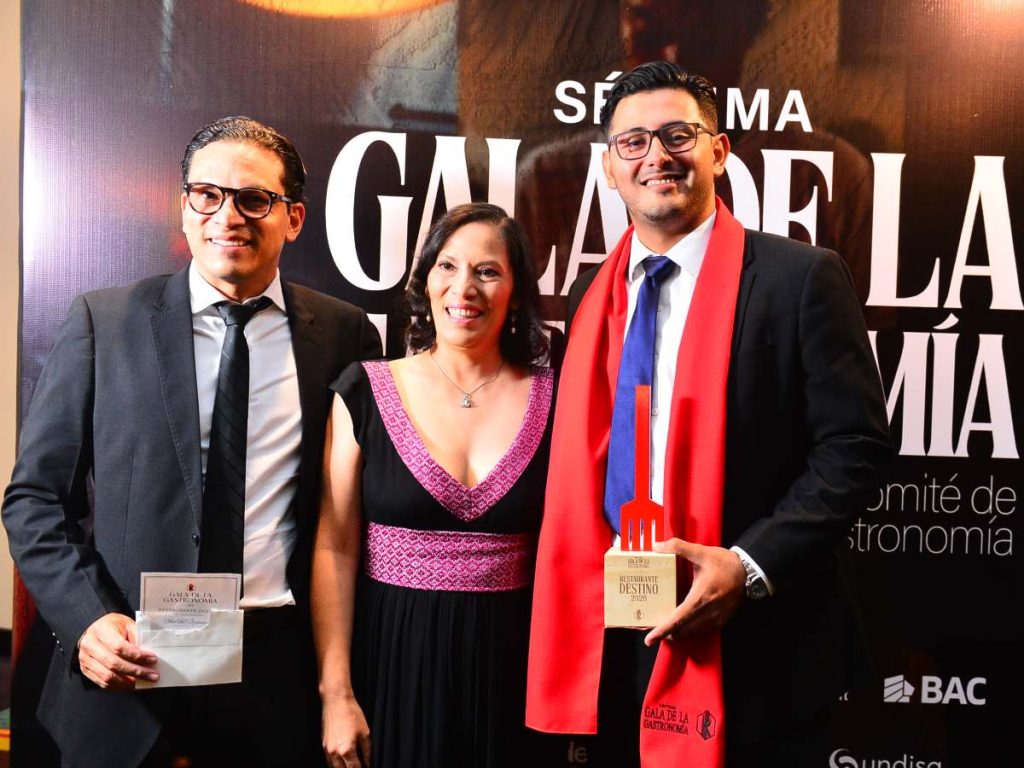 Representantes de Nan Tal reciben la estatuilla Tenedor Rojo al Mejor Destino durante la séptima Gala de Gastronomía.