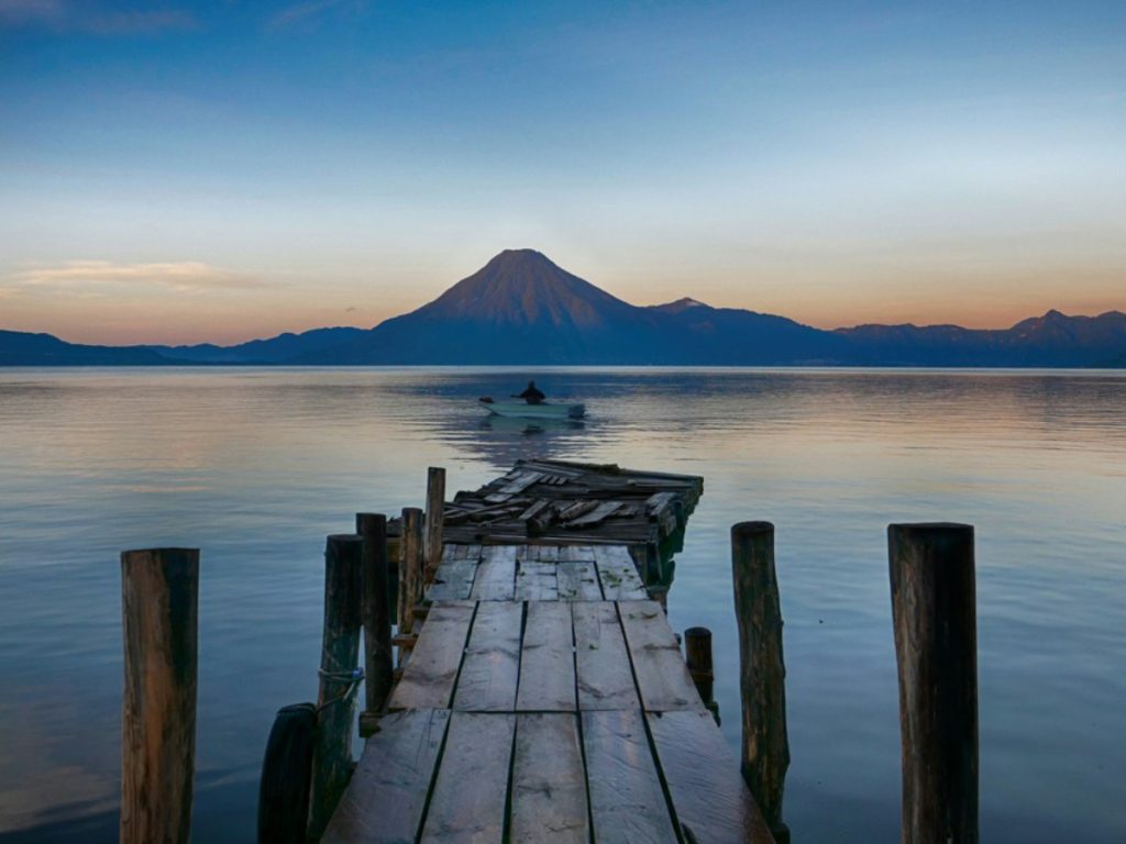 Entre volcanes y tradiciones, el Lago de Atitlán ofrece experiencias culturales únicas que conectan a los visitantes con el corazón del altiplano guatemalteco.