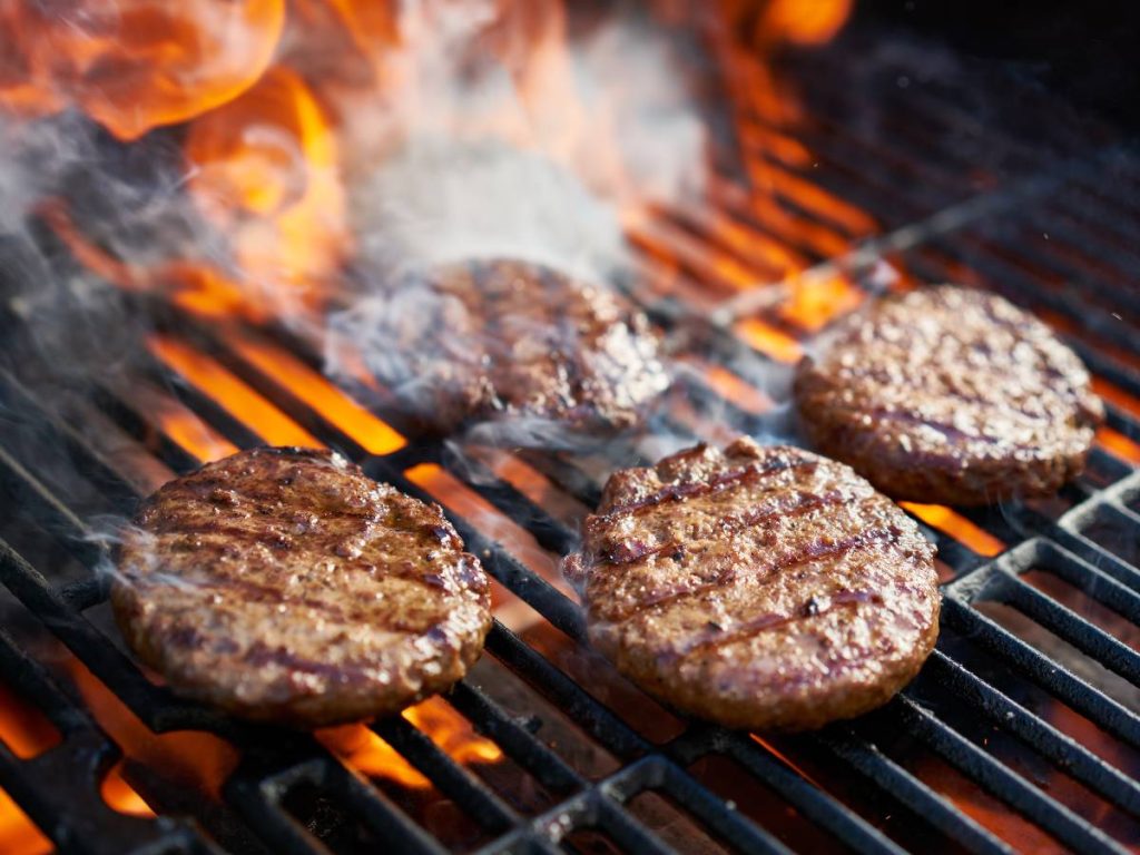 Cocinar la carne sin aplastarla permite conservar sus jugos y lograr una costra sabrosa, clave para una hamburguesa memorable.