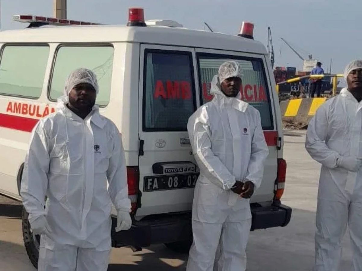 Sanitarios en el puerto de Praia, en Cabo Verde, esperaban el martes la llegada de tres pasajeros del crucero MV Hondius para su evacuación en avión, al presentar síntomas de hantavirus.