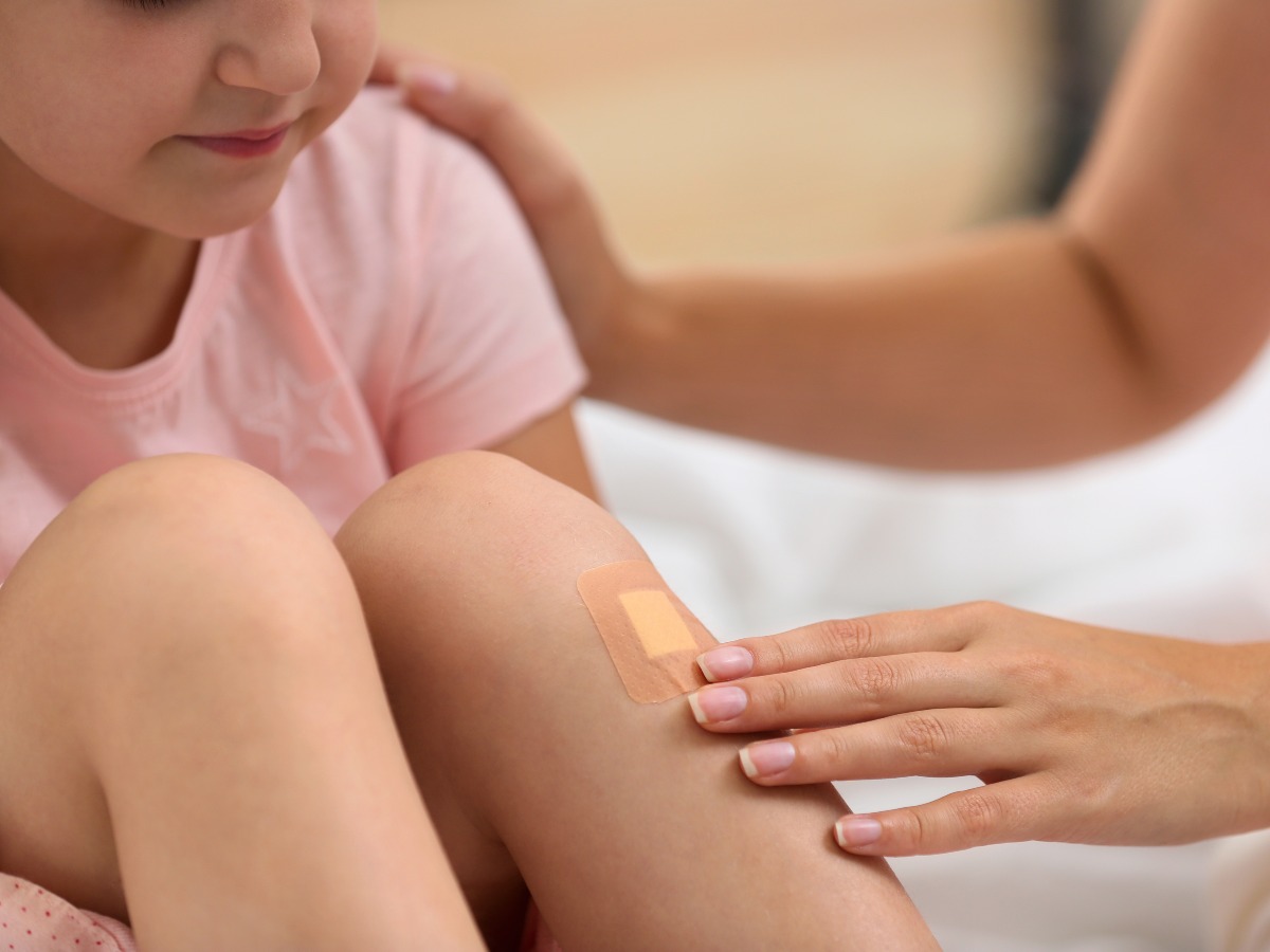 Una herida menor debe limpiarse con agua y jabón antes de cubrirla; la higiene es el primer paso para evitar infecciones.