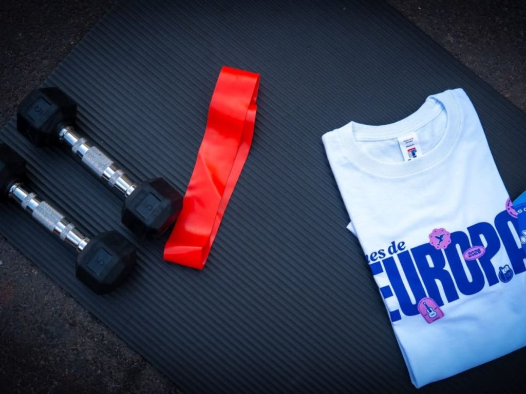 El entrenamiento HIIT combinó ejercicios funcionales y cardiovasculares al aire libre, promoviendo bienestar y actividad física en la capital.