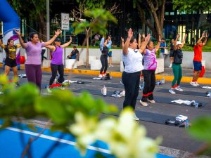 Decenas de personas participaron en una clase gratuita de HIIT en las cercanías de Plaza Universitaria, en el Centro Histórico de San Salvador.