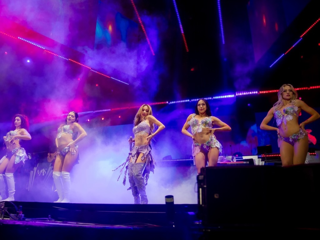 Mar Solís brilló sobre el escenario junto a “El Buki” en una de las noches más emotivas de la gira 2026.

