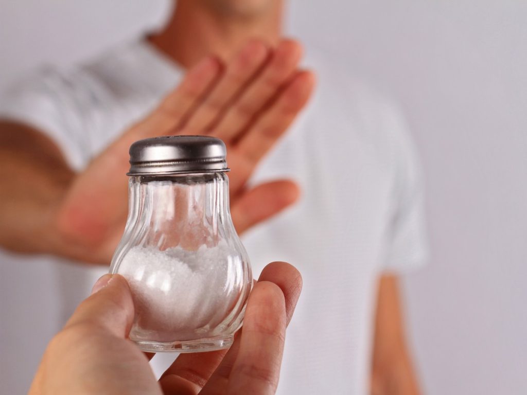 La reducción del consumo de sal forma parte de las medidas recomendadas para prevenir y controlar la hipertensión.