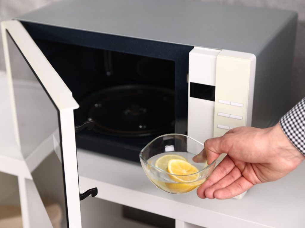 El vapor con agua y limón afloja la suciedad adherida en el techo y paredes, facilitando una limpieza rápida y natural sin químicos agresivos.
