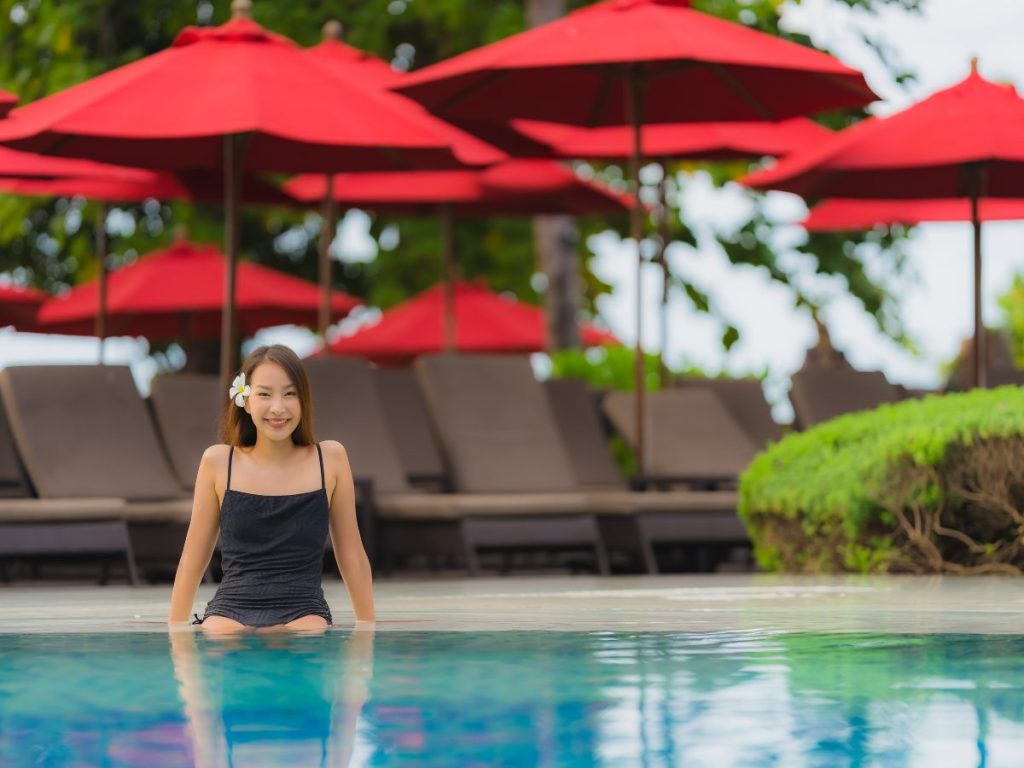 Hoteles urbanos y resorts de playa ofrecen espacios ideales para relajarse y disfrutar del clima cálido de El Salvador.