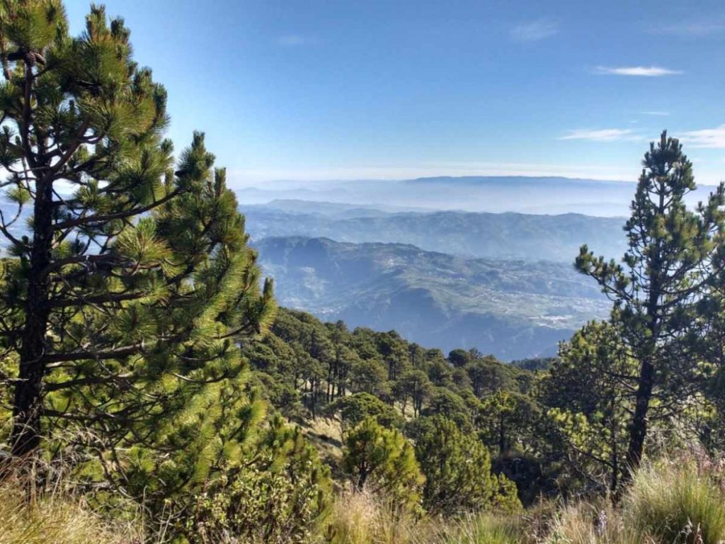 Turistas nacionales y extranjeros continúan impulsando el crecimiento del turismo regional entre El Salvador y Guatemala con escapadas de corta distancia.