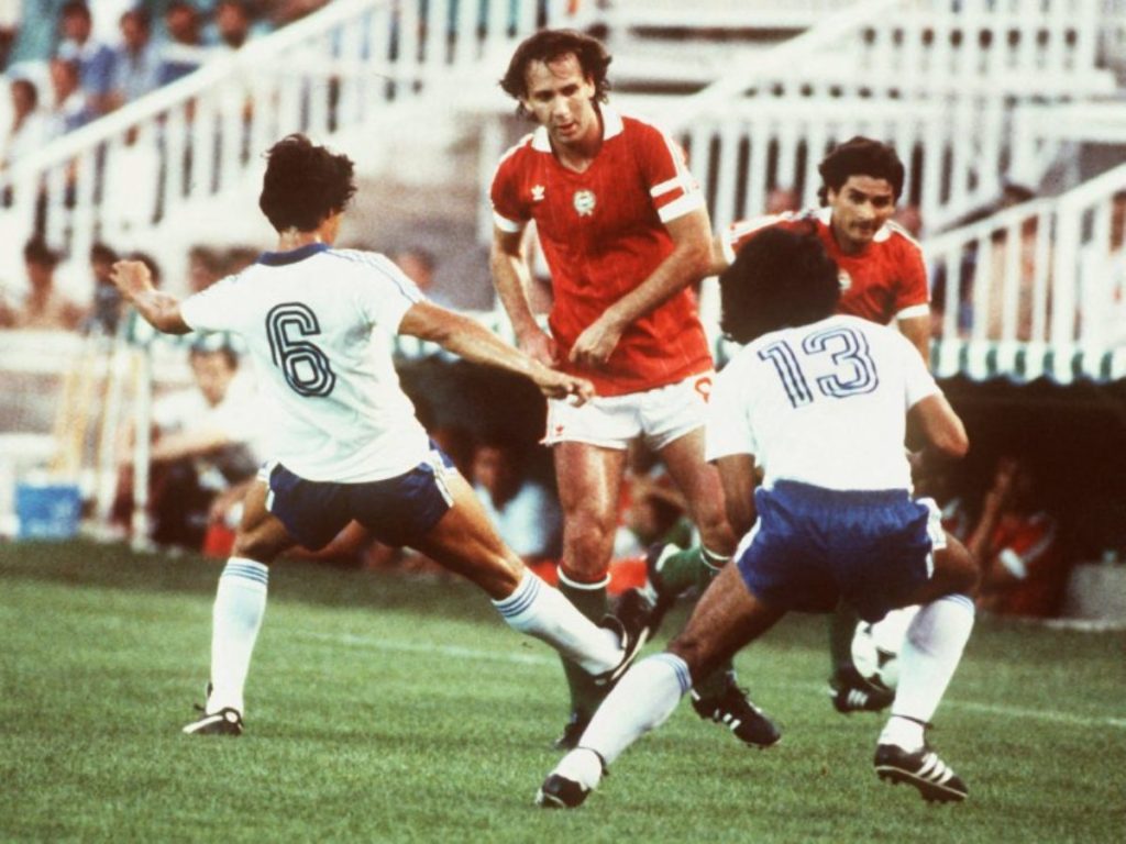 Nyilasi (en el centro), de Hungría, se abre paso entre los dos jugadores salvadoreños Ventura (nº 6) y Rivas (nº 13) durante el partido de la Copa Mundial de la FIFA de 1982 entre Hungría y El Salvador, el 14 de junio de 1982 en Elche. Foto AFP