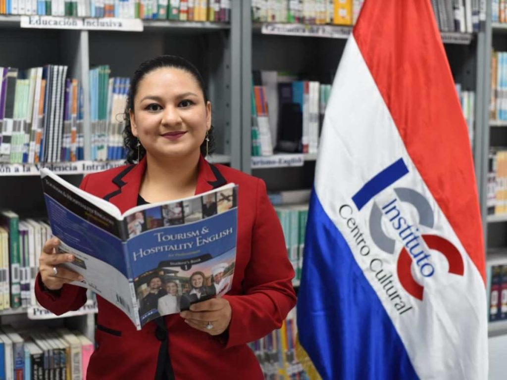 La modalidad semipresencial del ICC permite que jóvenes de distintas zonas del país accedan a educación superior bilingüe de calidad.