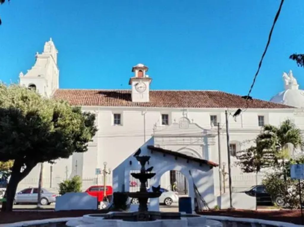 Ubicada en el corazón de Chalchuapa, esta iglesia es testigo del paso del tiempo y parte esencial del legado cultural de occidente.