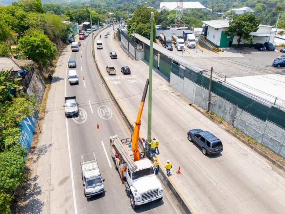 El proyecto contempla la instalación de luminarias LED en más de 100 kilómetros de carreteras estratégicas del país.