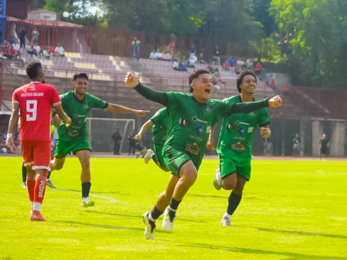 Diego Martínez (centro) celebra el gol del empate del Inca ante el Balboa. Foto INCA