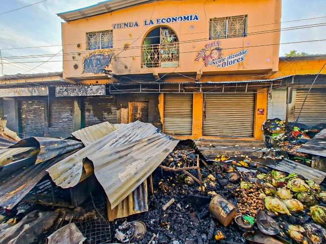 El fuego consumió puestos construidos con materiales livianos en el mercado de Armenia.