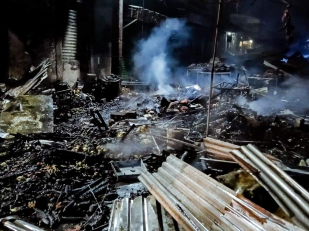 Comerciantes perdieron mercadería tras el incendio ocurrido en la madrugada.