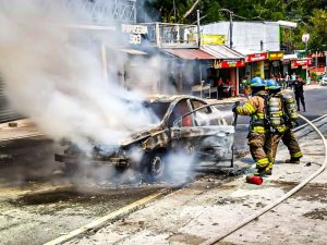 Bomberos de El Salvador advierte que fallas eléctricas y reparaciones deficientes aumentan el riesgo de incendios en vehículos.